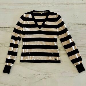 Burberry women’s size Medium Merino Wool sweater with front buttoned pockets